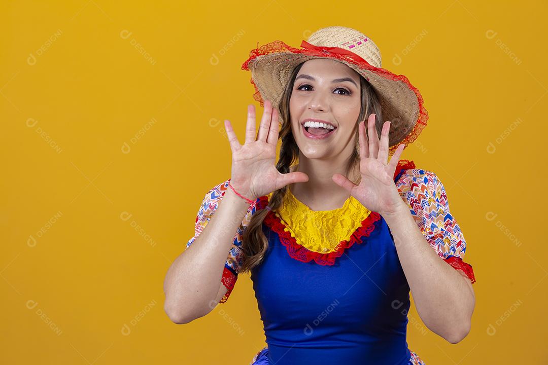 Mulher brasileira vestindo roupas típicas para a Festa Junina.