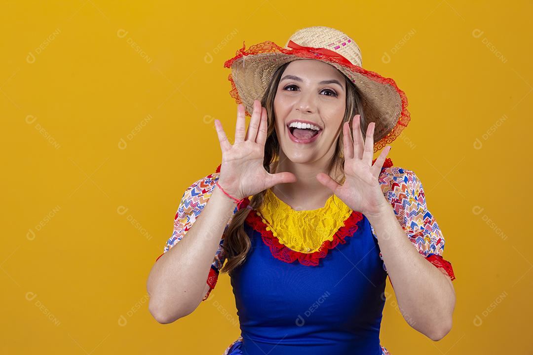 Mulher brasileira vestindo roupas típicas para a Festa Junina.