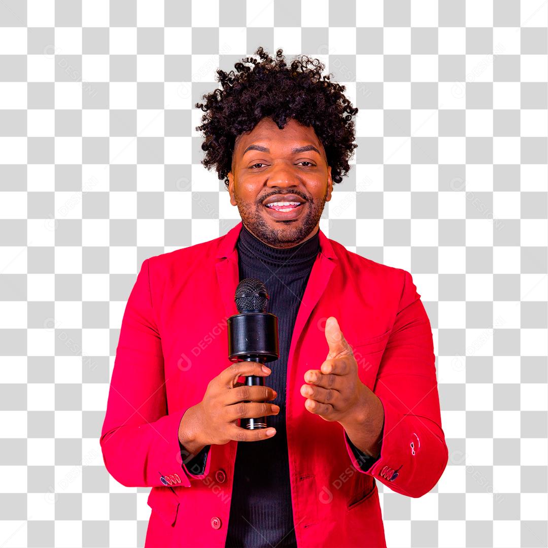 Homem moreno segurando microfone e cantando