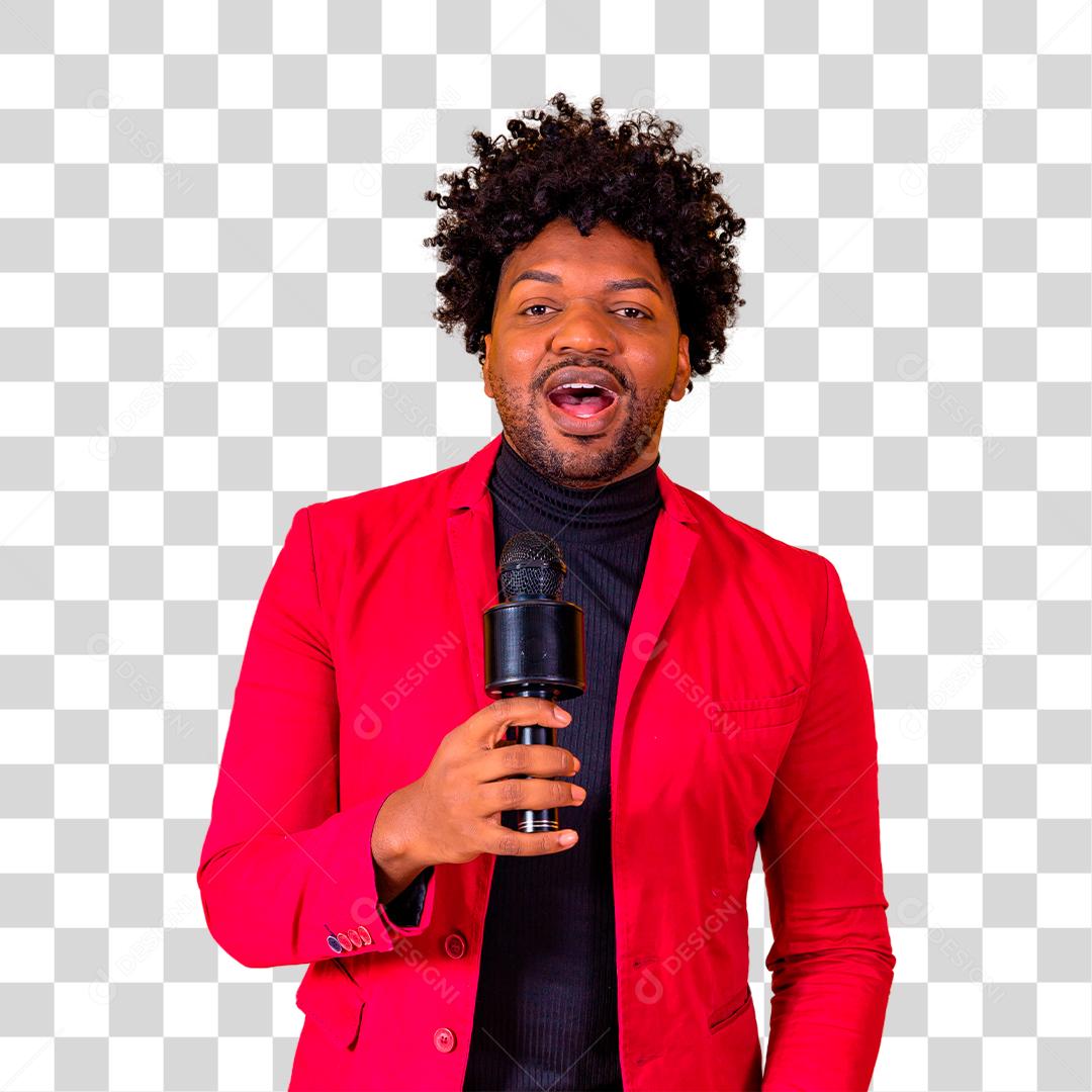 Homem moreno segurando microfone e cantando