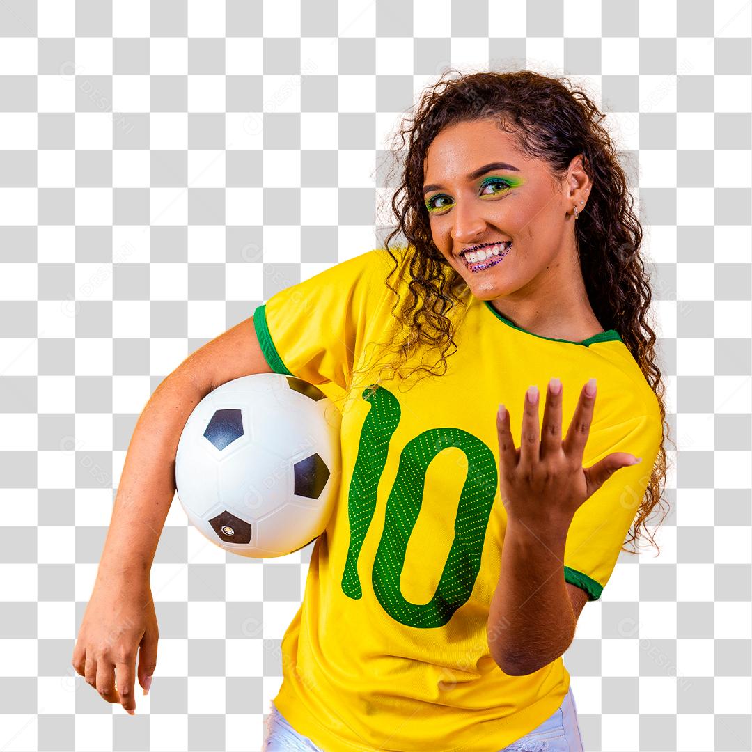 Bela torcedora brasileira com uma bola de futebol