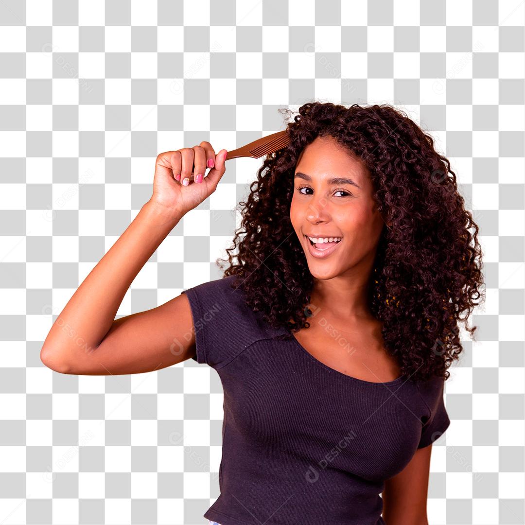 Jovem mulher penteando o cabelo com um pente