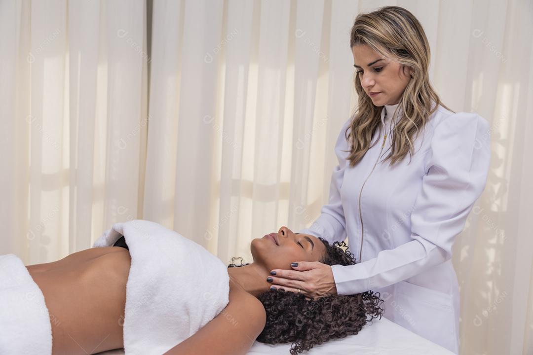 Jovem com sobrancelhas grossas e pele perfeita em fundo branco