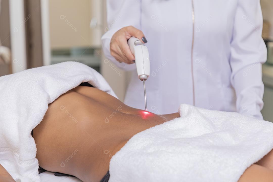 Mulher fazendo aplicação contínua e direta do la terapêutico