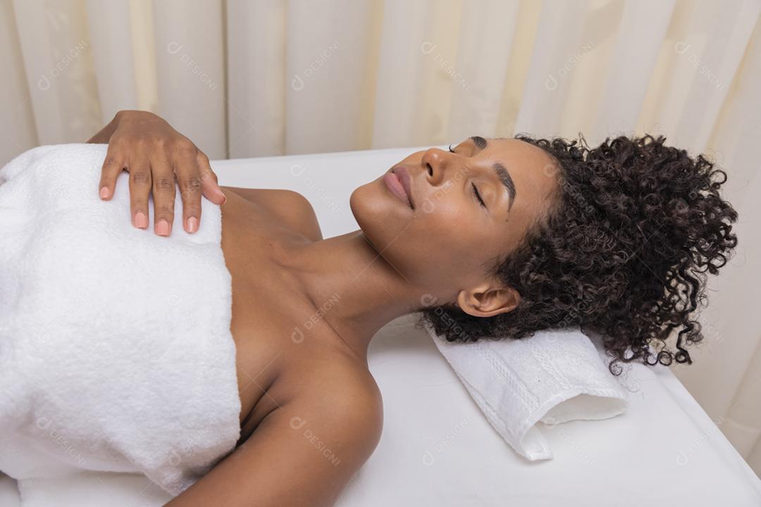 Mulher jovem e bonita no salão spa