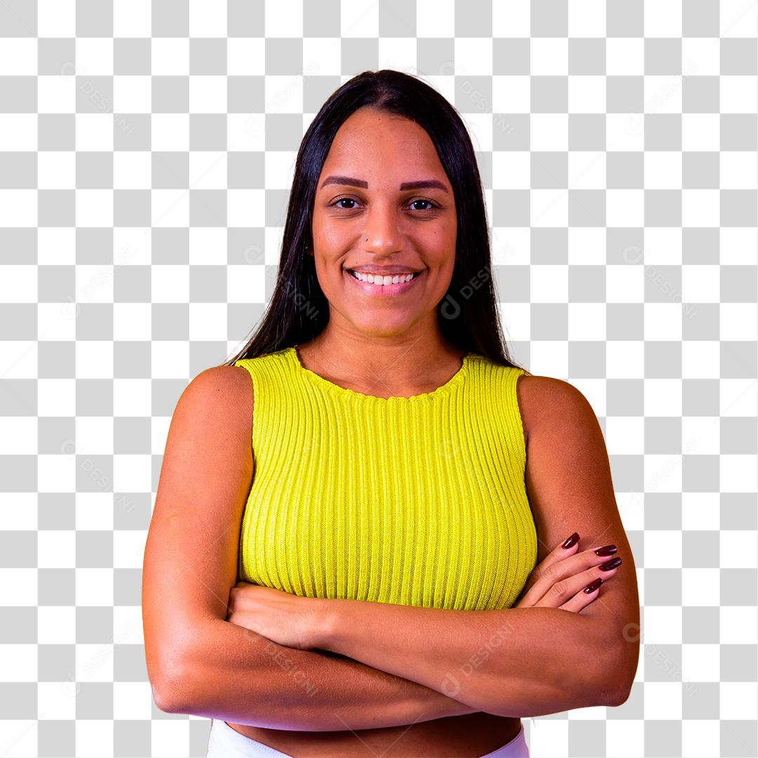 Jovem morena com braços cruzados na posição frontal