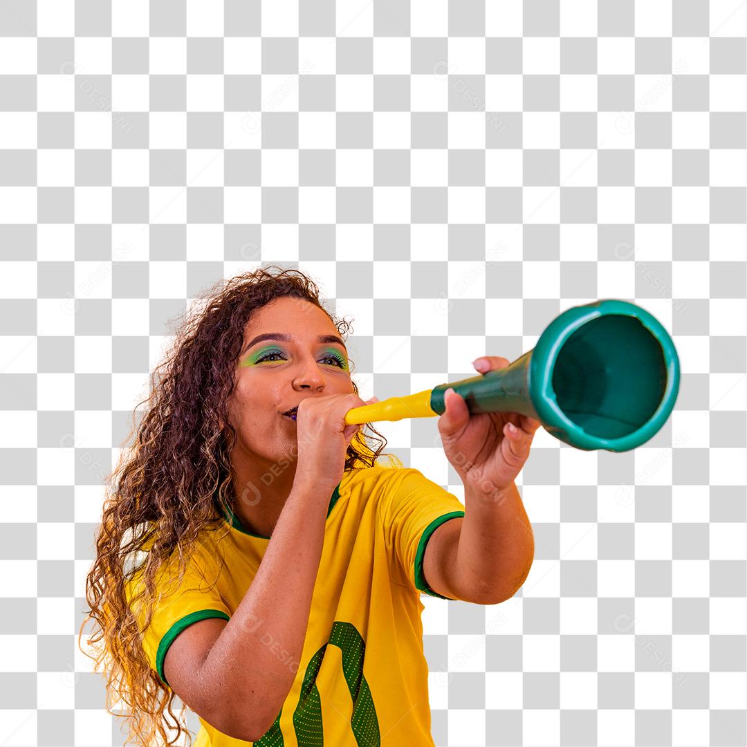 Líder de torcida brasileira jovem afro com uma vuvuzela