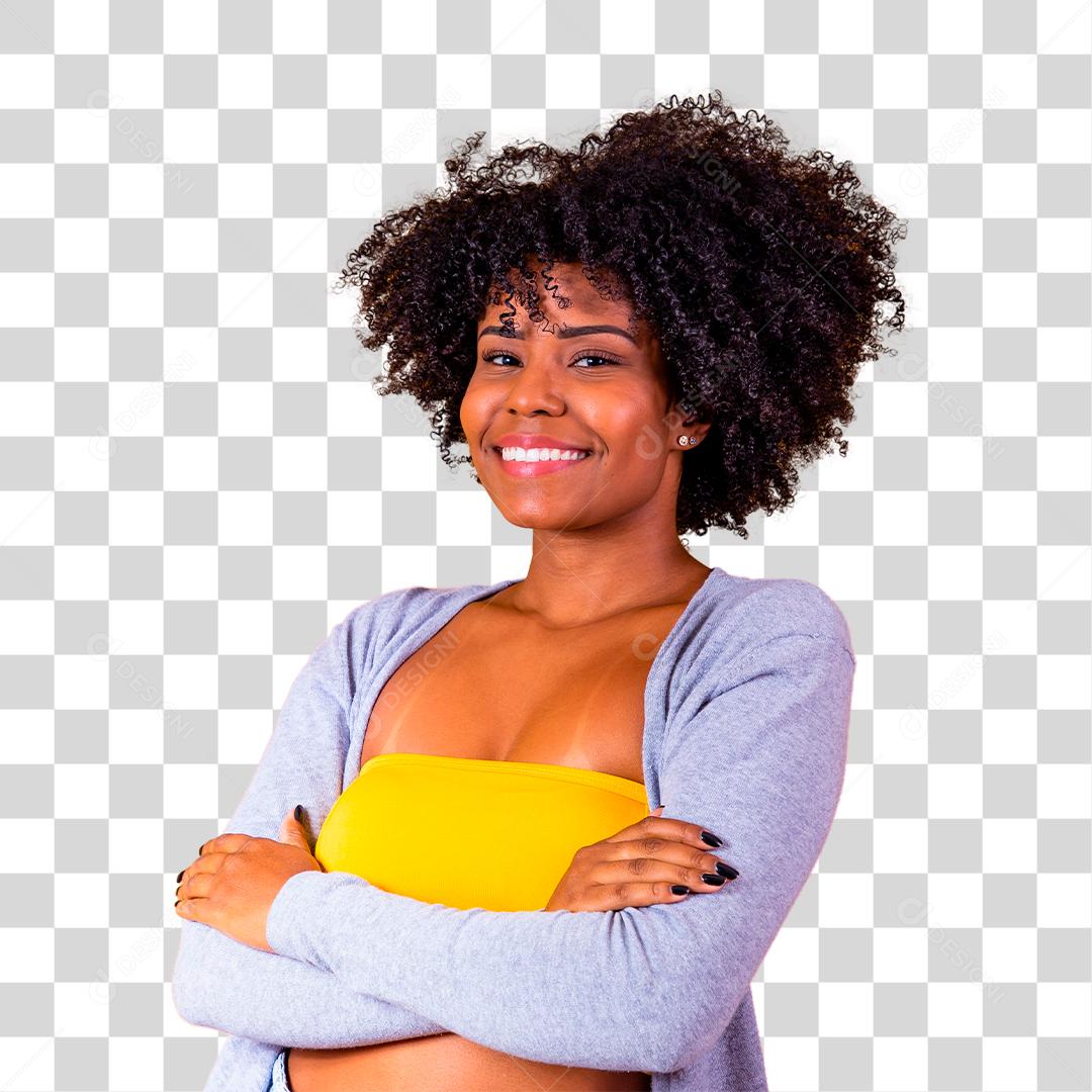 Linda mulher afro-americana com cabelo encaracolado braços cruzados=