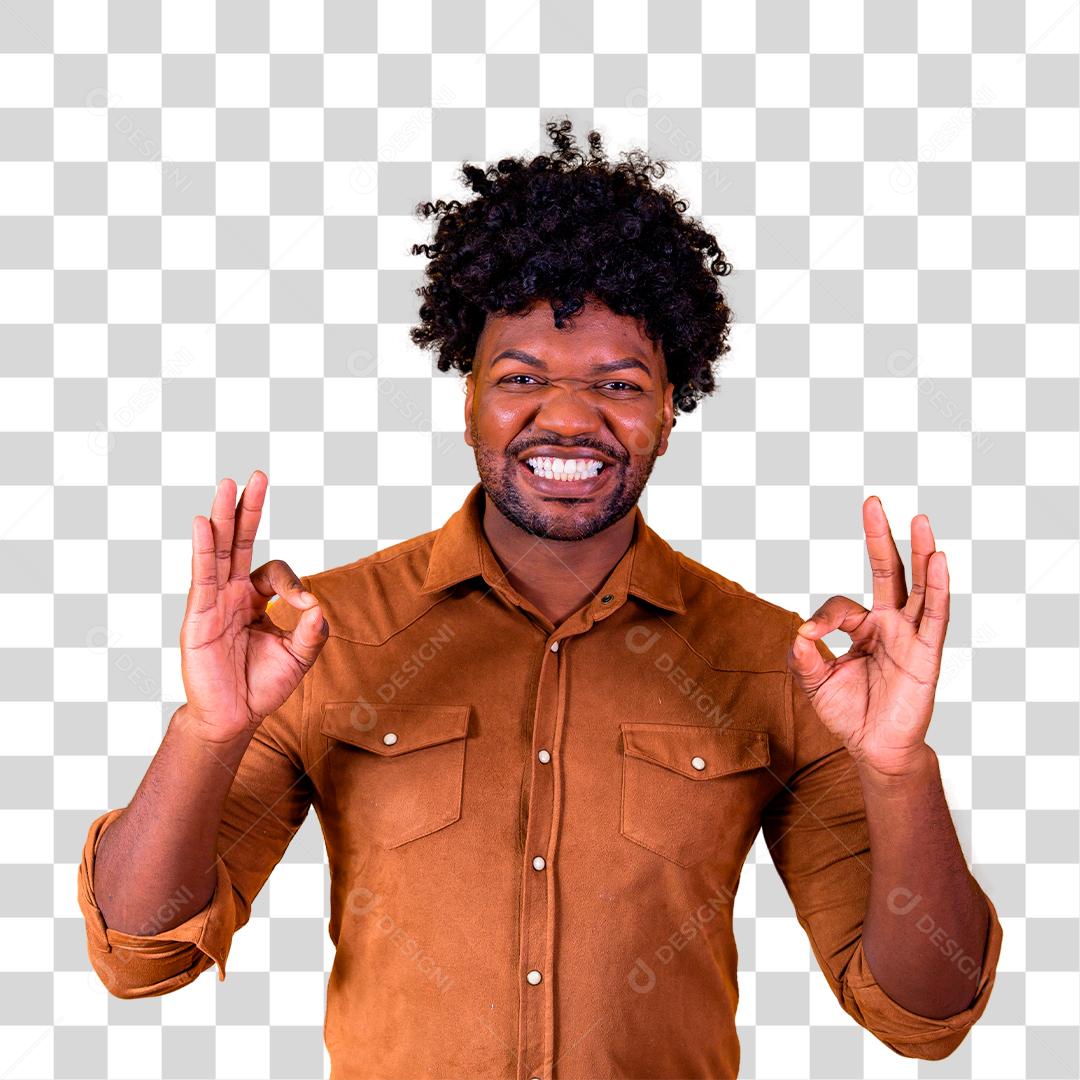 Homem negro feliz mostrando sinal de ok e sorrindo