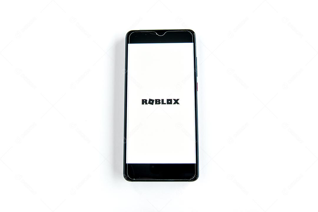 Aplicativo de jogo Roblox na tela do smartphone em fundo branco. Ijuí Brasil