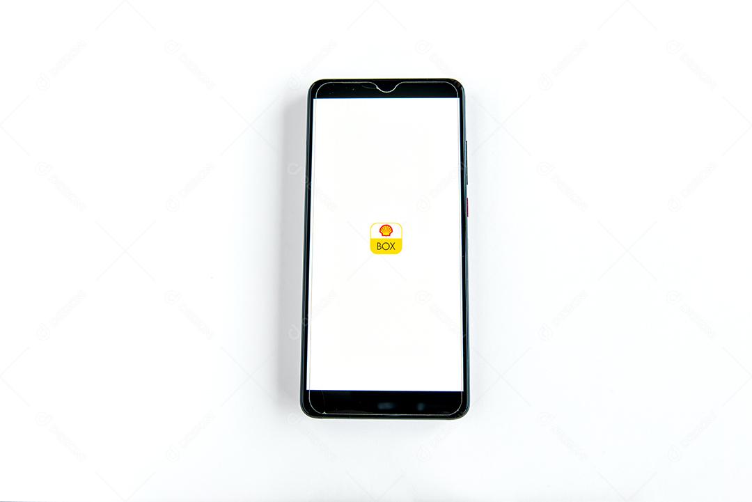 Aplicativo de caixa de shell na tela do smartphone em fundo branco. Ijuí, Brasil