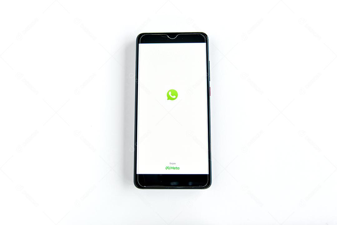 Aplicativo Whatsapp na tela do smartphone em fundo branco. Ijuí, Brasil