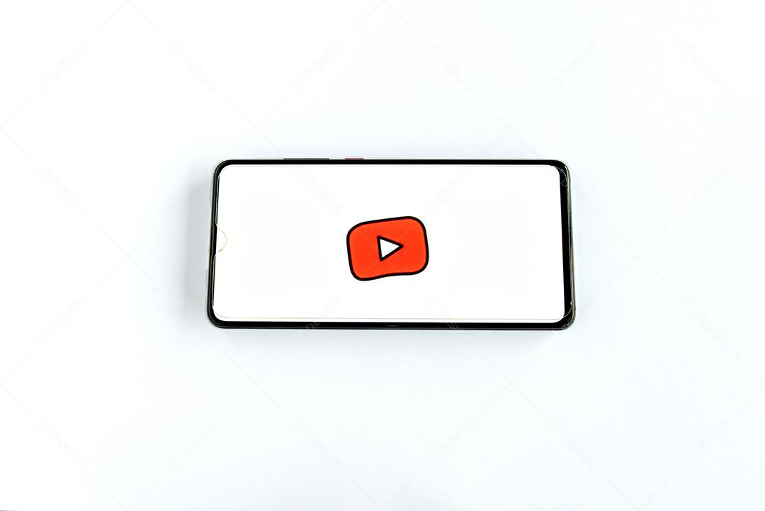 Aplicativo do Youtube na tela do smartphone em fundo branco. Ijuí, Brasil