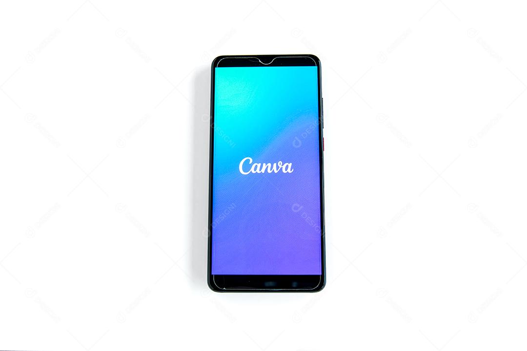 Aplicativo Canva na tela do smartphone em fundo branco. Ijuí, Brasil