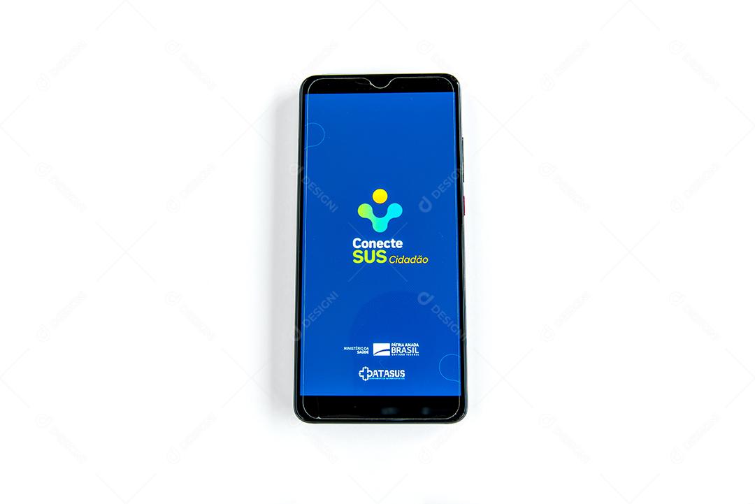 Conecte o aplicativo SUS na tela do smartphone em fundo branco. Ijuí Brasil