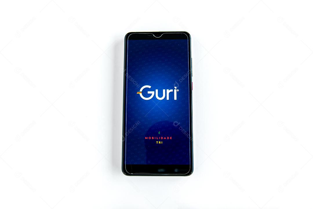 Aplicativo Guri na tela do smartphone em fundo branco. Ijuí, Brasil
