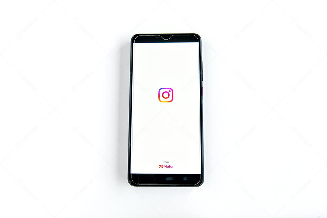 Aplicativo do Instagram na tela do smartphone em fundo branco. Ijuí, Brasil