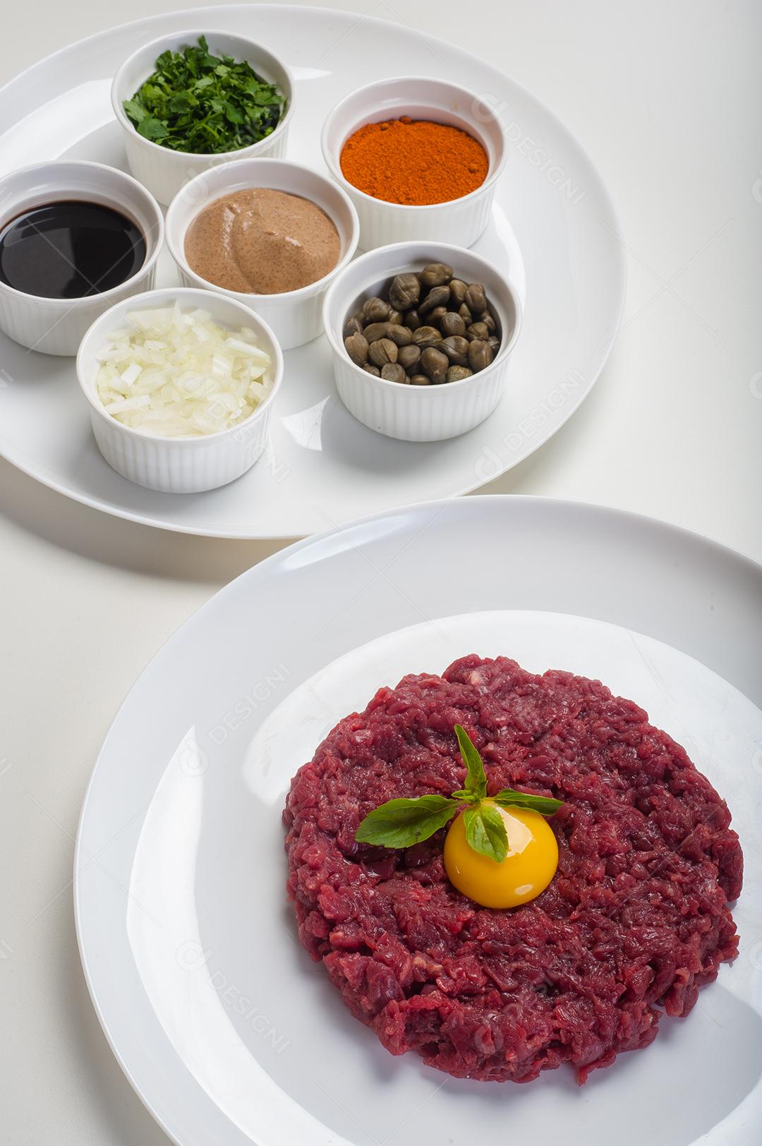 Hackepeter é um prato típico alemão feito com carne crua moída com algumas especiarias