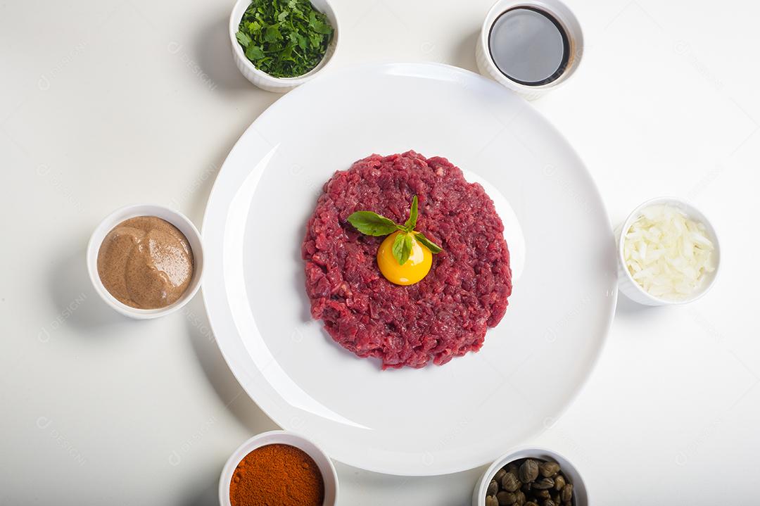 Hackepeter é um prato típico alemão feito com carne crua moída com algumas especiarias