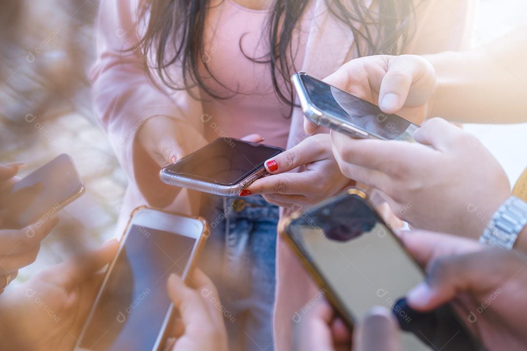 Grupo Adulto Hipsters Amigos Usando Mãos Moderno Smartphone Tablet - Amizade de Inicialização de Negócios