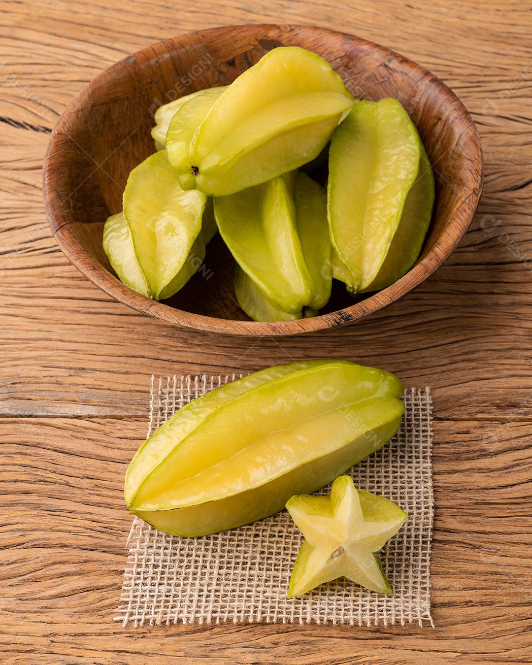Carambolas em uma tigela sobre a mesa de madeira