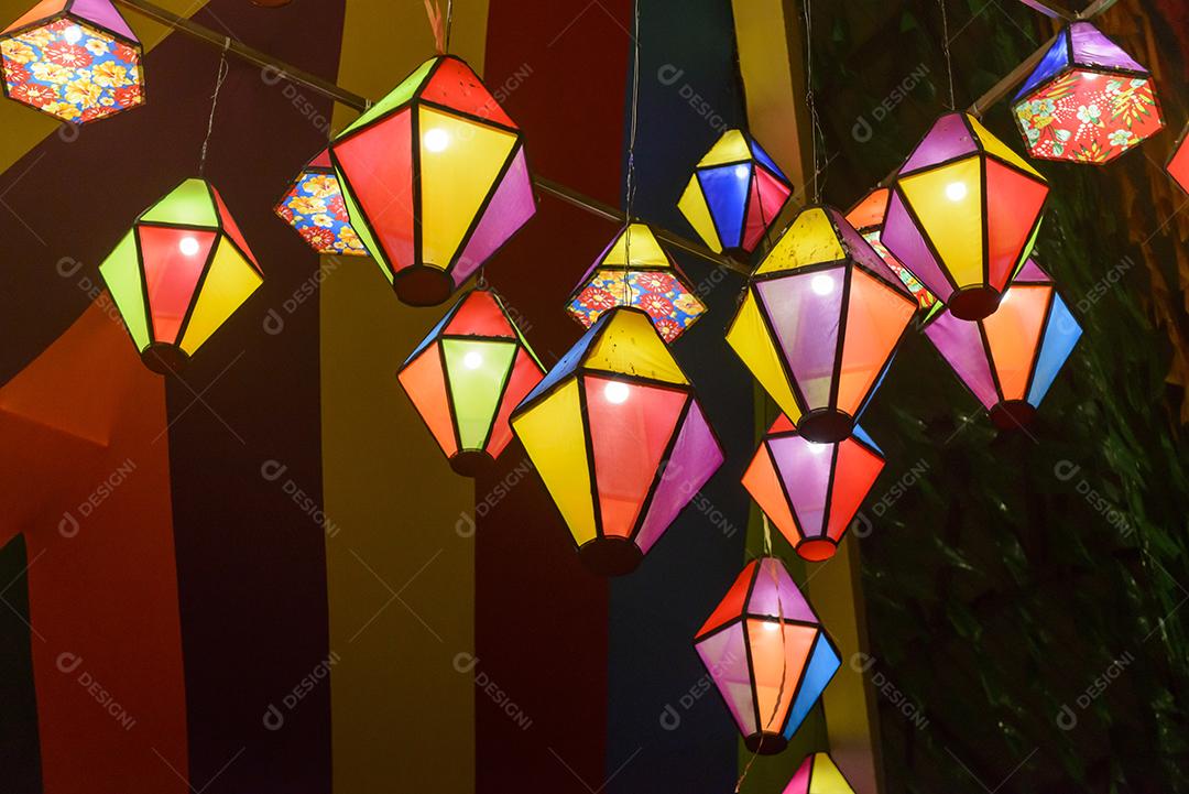 Bandeiras coloridas e balão decorativo para a festa de São João, que acontece em junho no nordeste do Brasil.