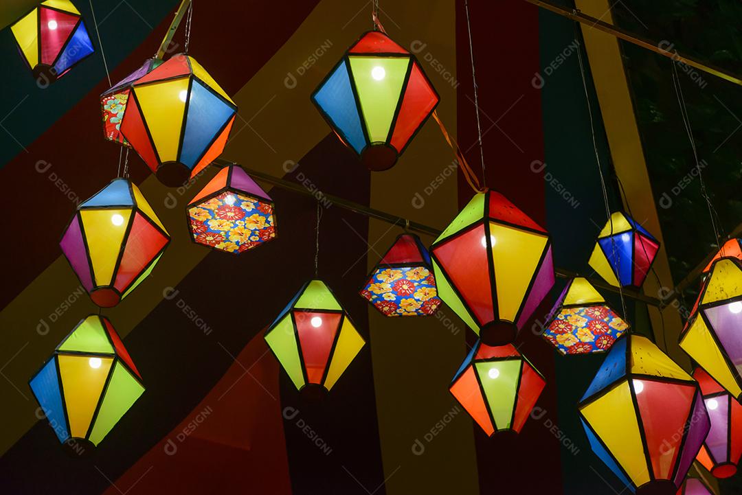 Bandeiras coloridas e balão decorativo para a festa de São João, que acontece em junho no nordeste do Brasil.