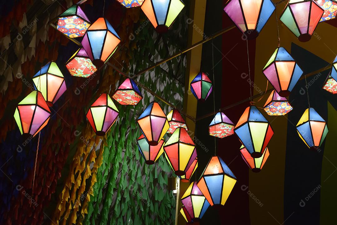 Bandeiras coloridas e balão decorativo para a festa de São João, que acontece em junho no nordeste do Brasil.