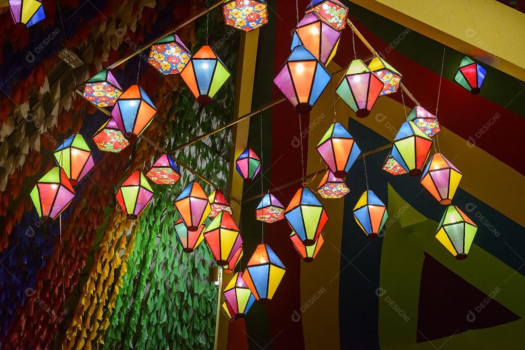 Bandeiras coloridas e balão decorativo para a festa de São João, que acontece em junho no nordeste do Brasil.