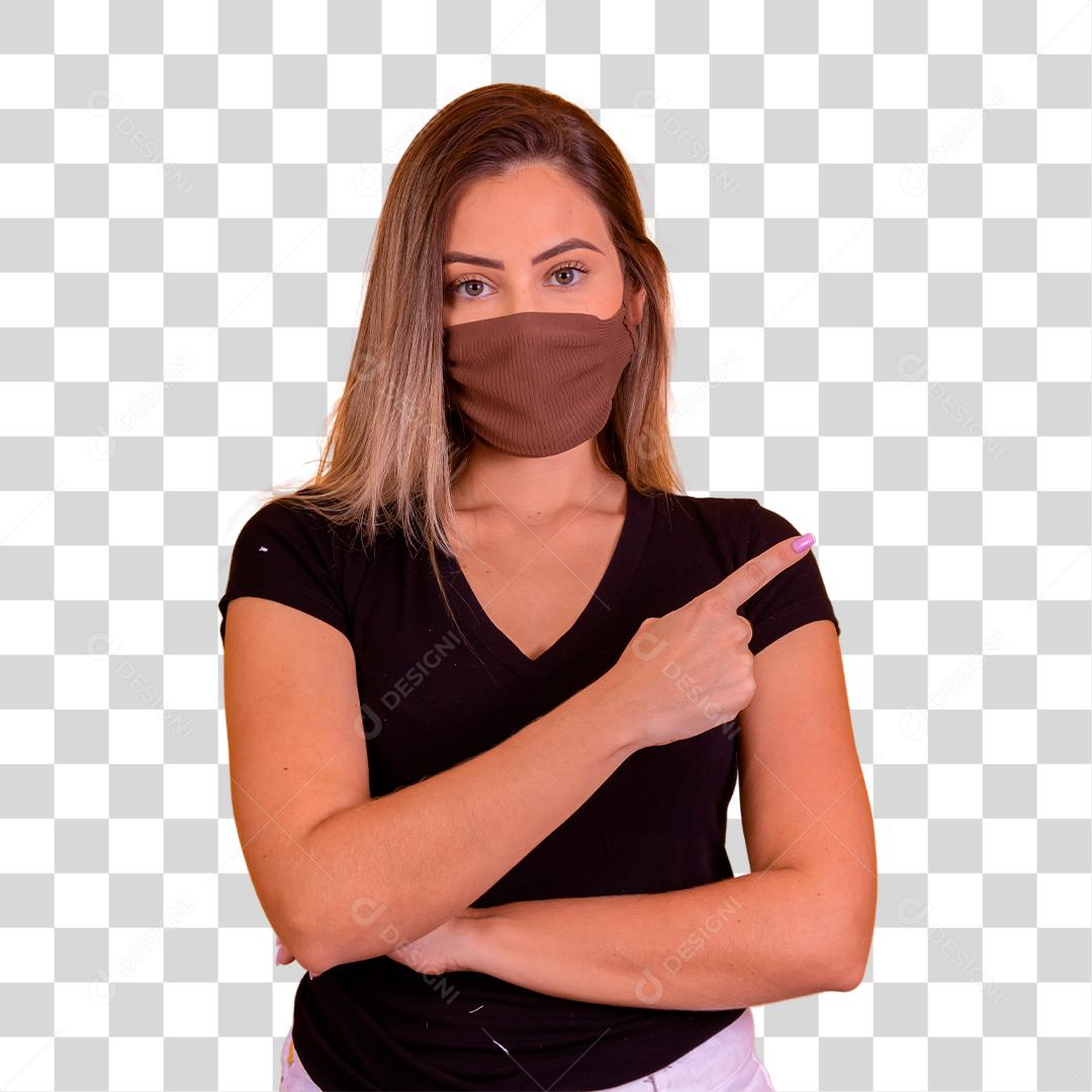 Mulher loira usando mascara apontando para o lado