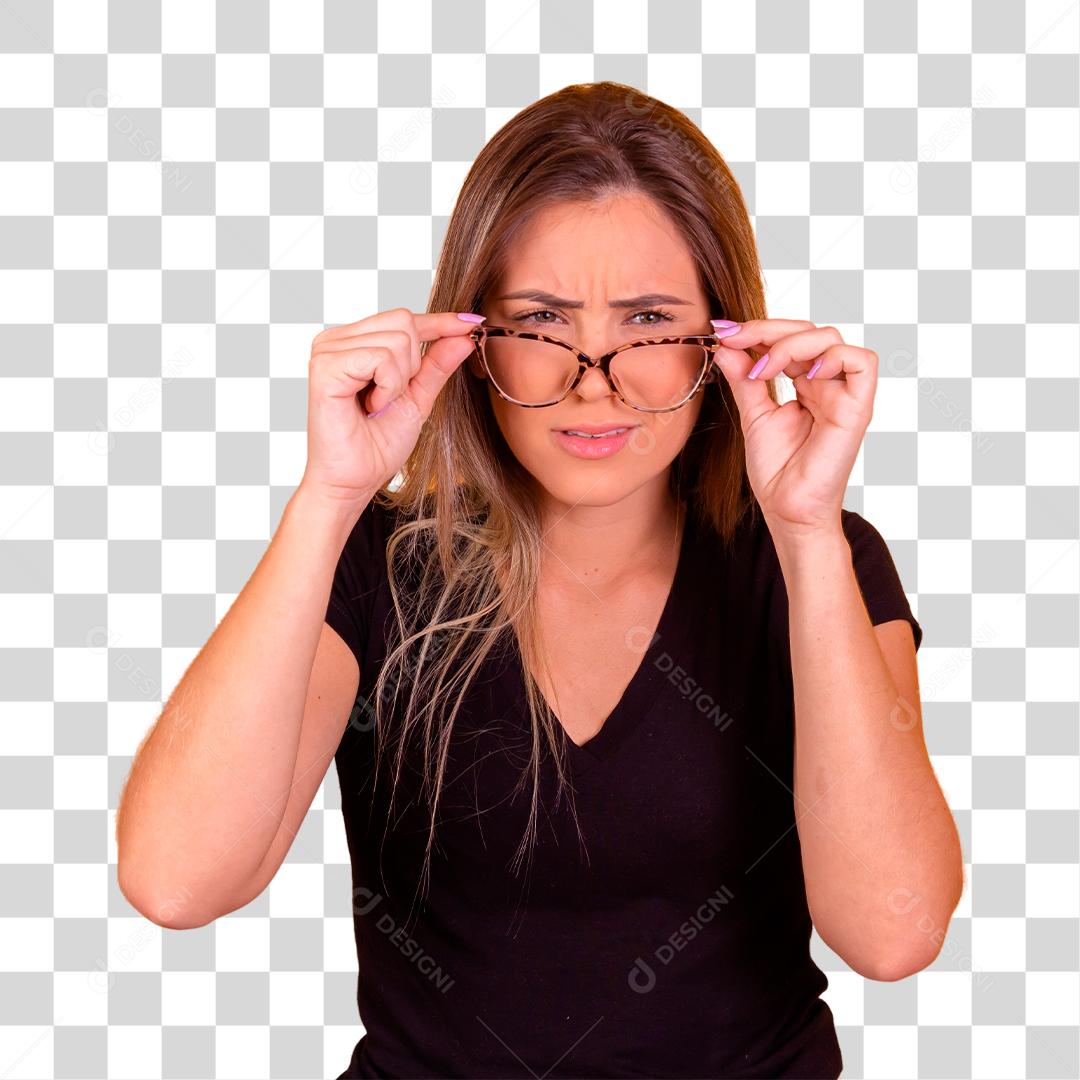 Jovem loira sorridente usando óculo estiloso