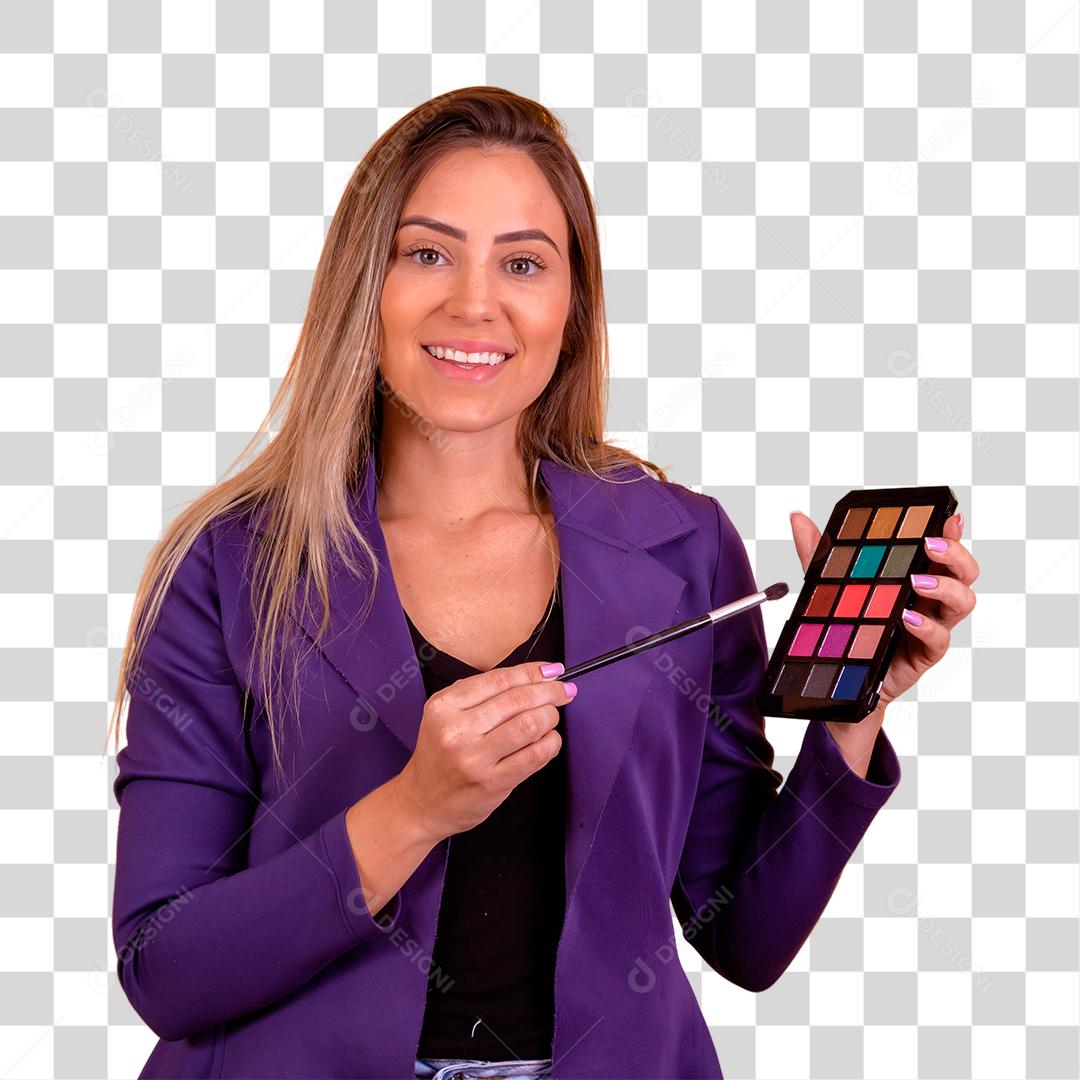 Mulher loira com um blazer roxo passando maquiagem