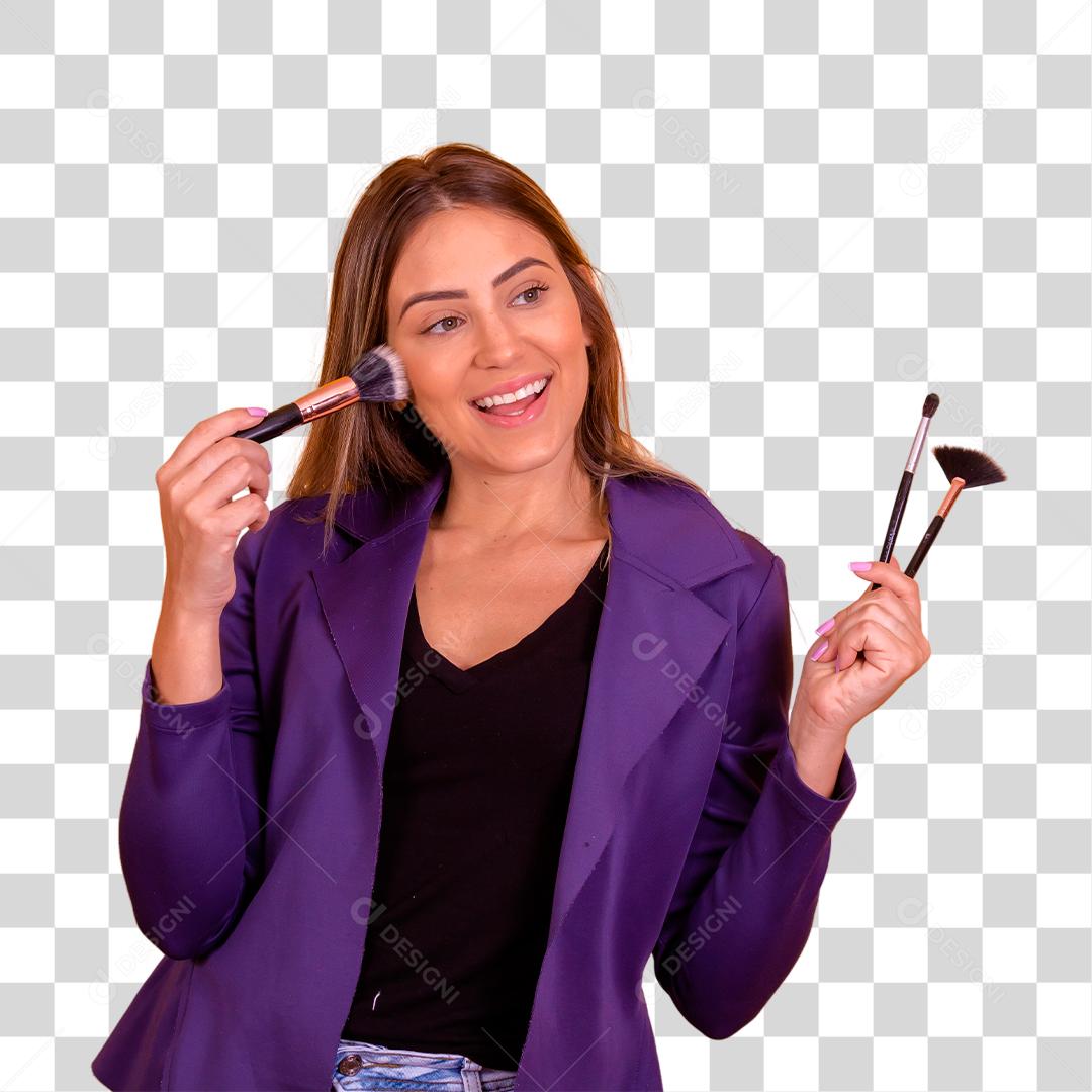 Mulher loira segurando pinceis de maquiagem  e passando produto no rosto