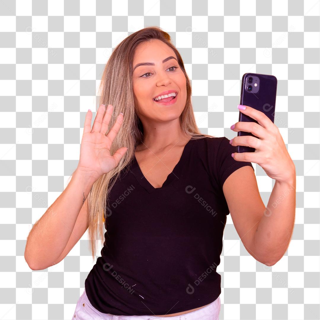 Mulher loira conversando via celular