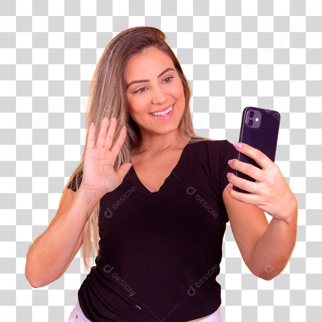 Mulher loira usando uma blusa preta segurando um celular