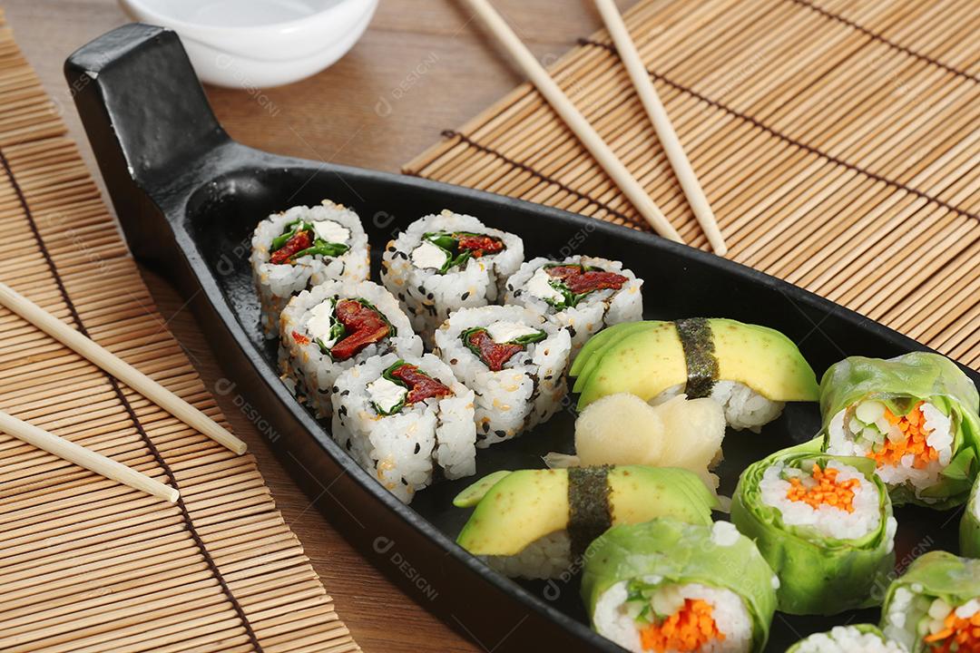 Comida japonesa e cebolas crocantes servidas no restaurante em black bo