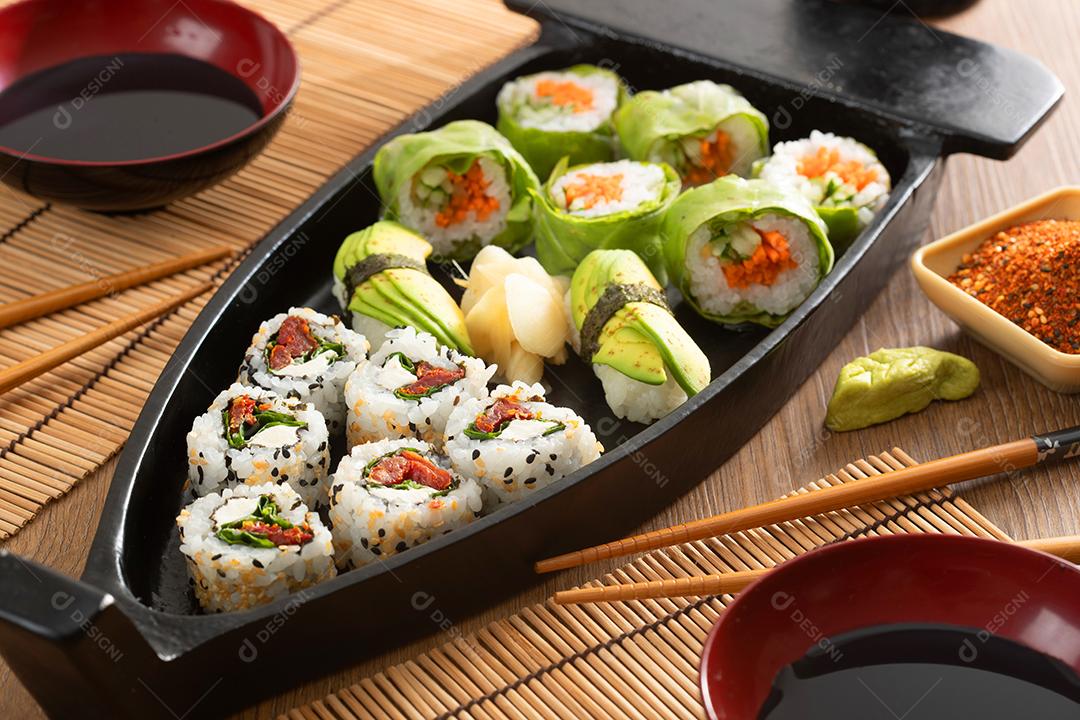 Comida japonesa e cebolas crocantes servidas no restaurante em black bo