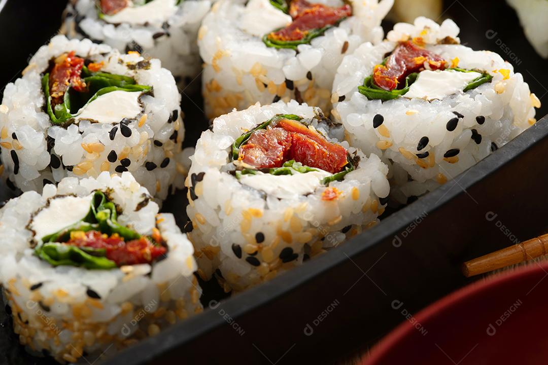 Comida japonesa e cebolas crocantes servidas no restaurante em black bo