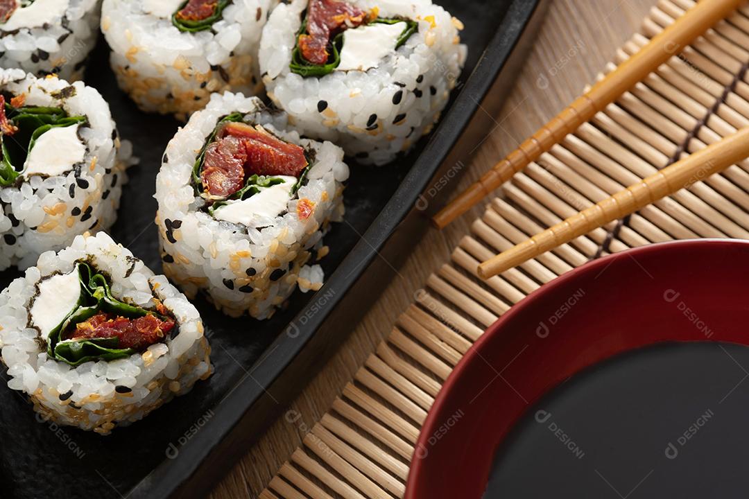 Comida japonesa e cebolas crocantes servidas no restaurante em black bo