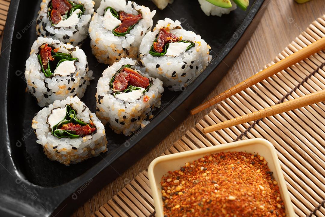 Comida japonesa e cebolas crocantes servidas no restaurante em black bo