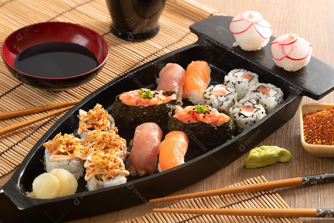 Comida japonesa e cebolas crocantes servidas no restaurante em black bo