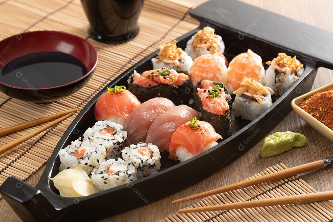 Comida japonesa e cebolas crocantes servidas no restaurante em black bo