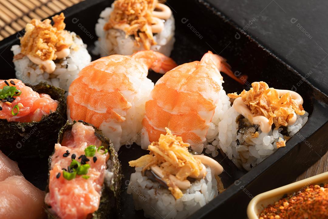 Comida japonesa e cebolas crocantes servidas no restaurante em black bo