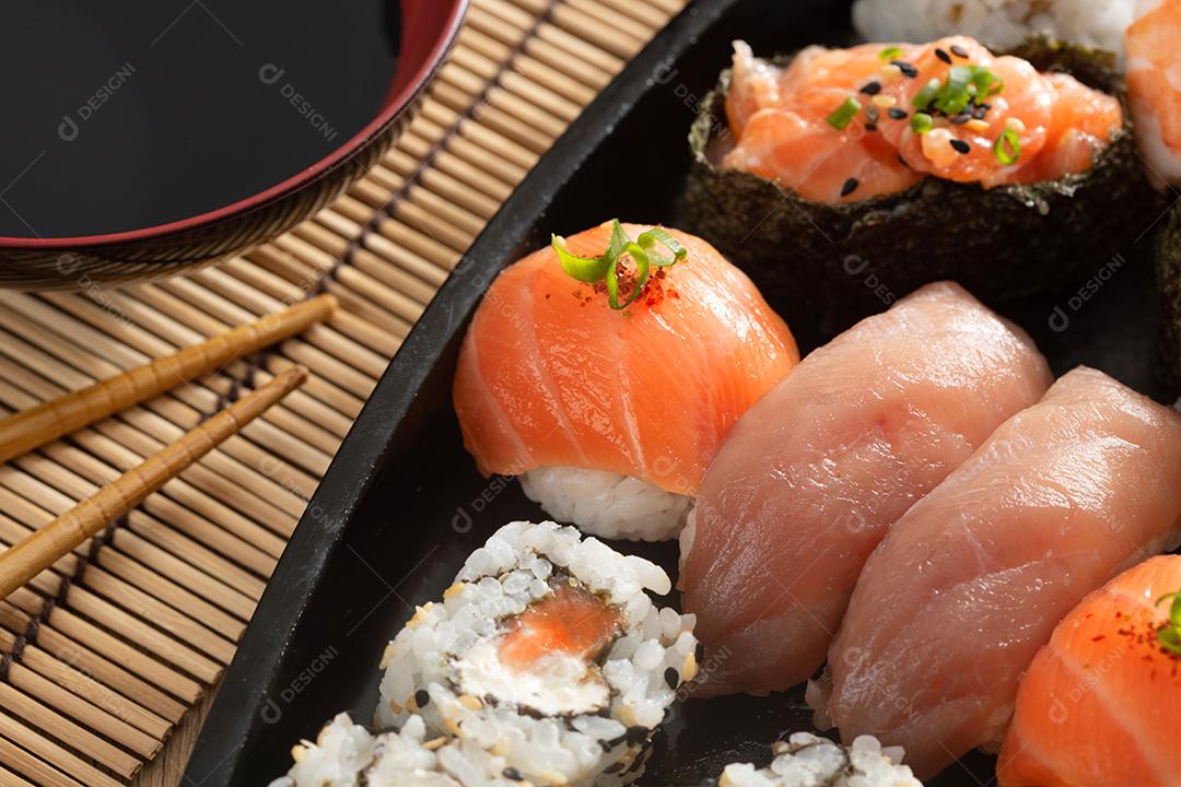 Comida japonesa e cebolas crocantes servidas no restaurante em black bo