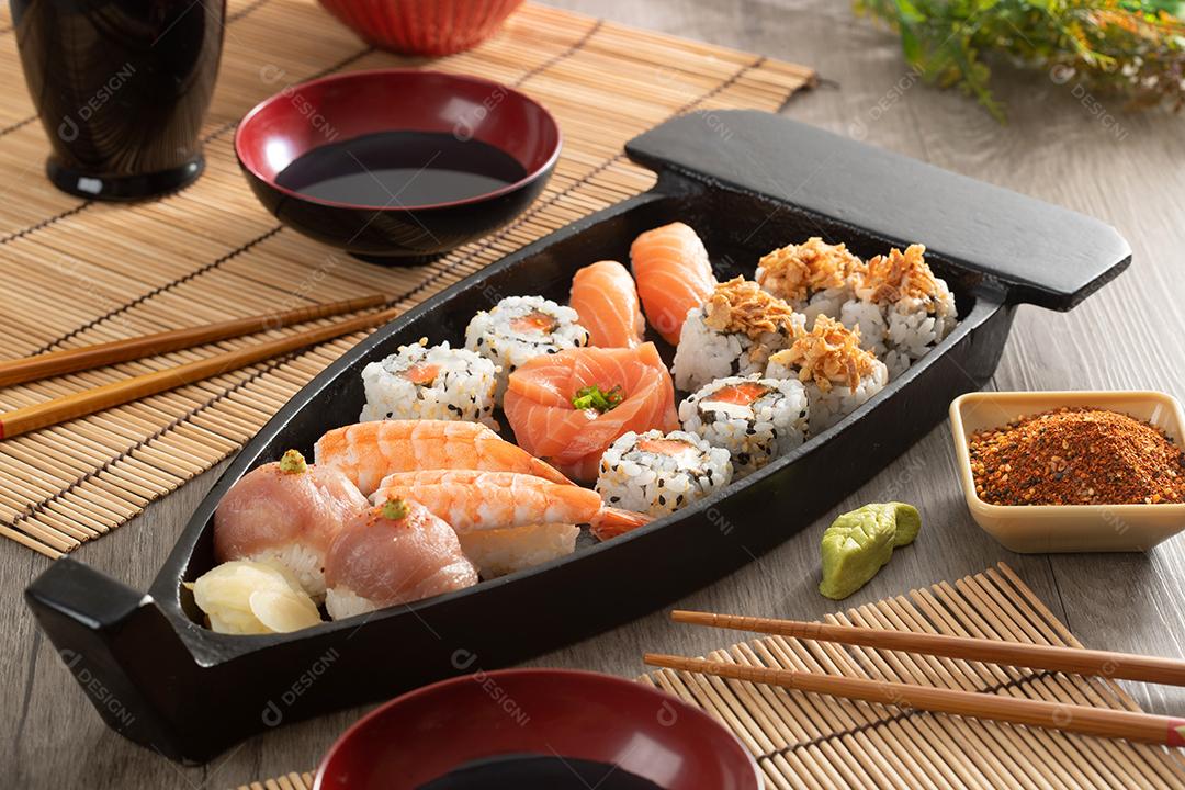 comida japonesa,em barca de losa,imagem fotografica