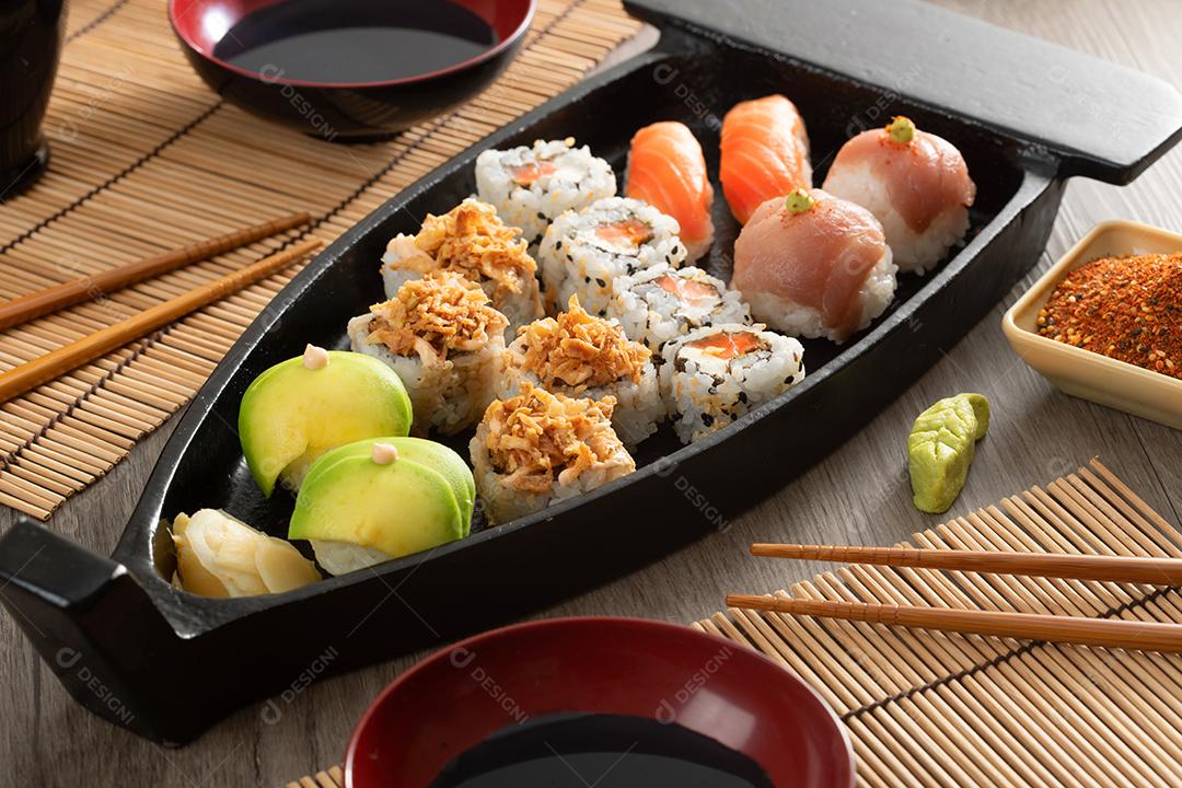 Comida japonesa e cebolas crocantes servidas no restaurante em black bo