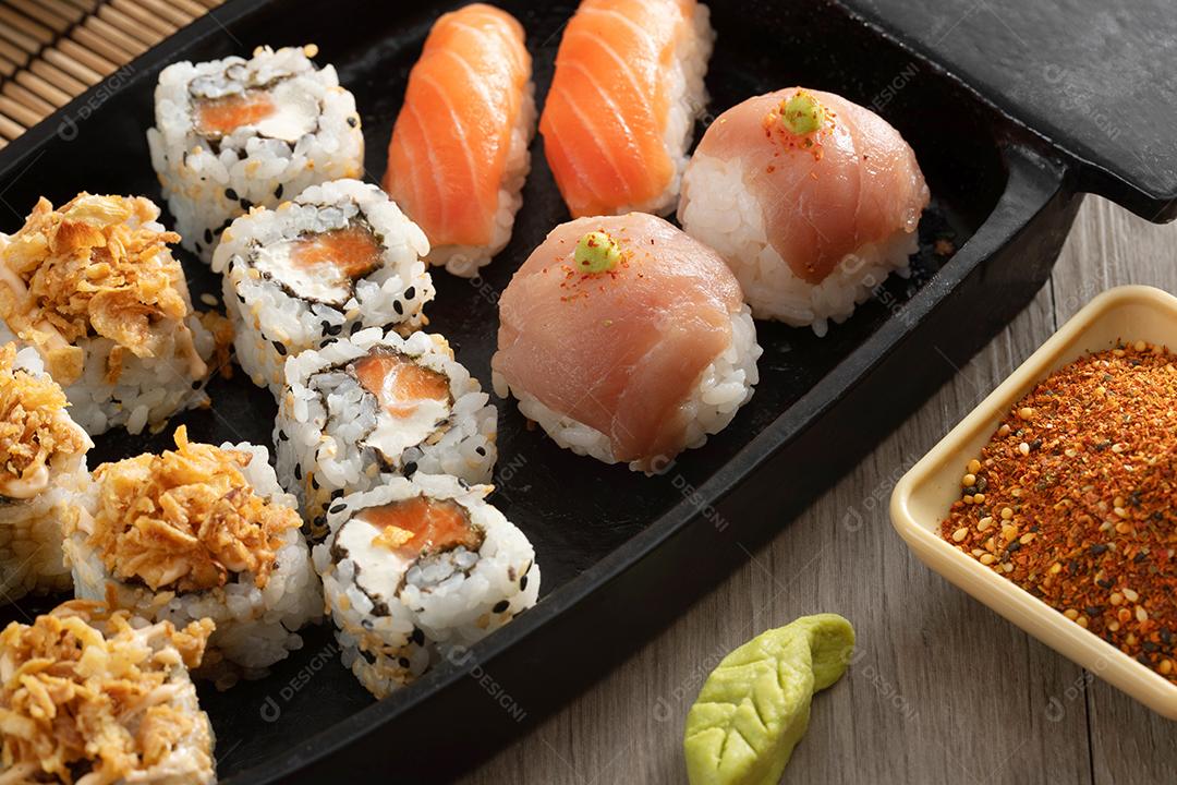 Comida japonesa e cebolas crocantes servidas no restaurante em black bo