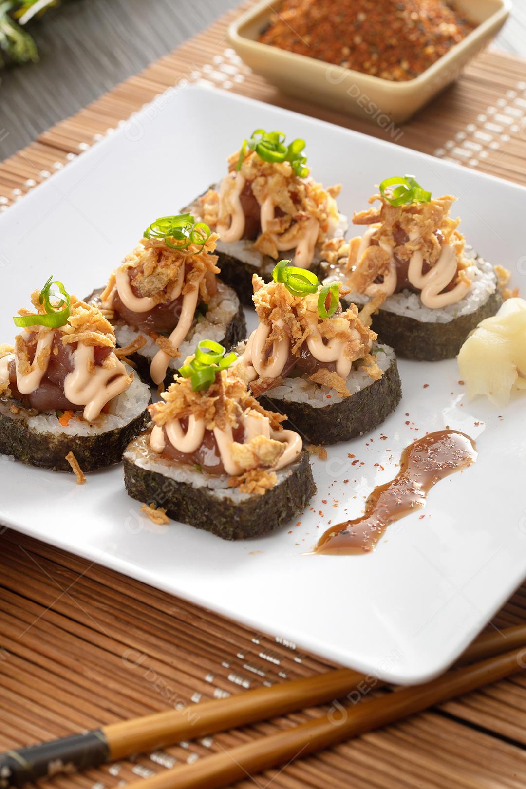 Comida japonesa e cebolas crocantes servidas no restaurante em branco pl