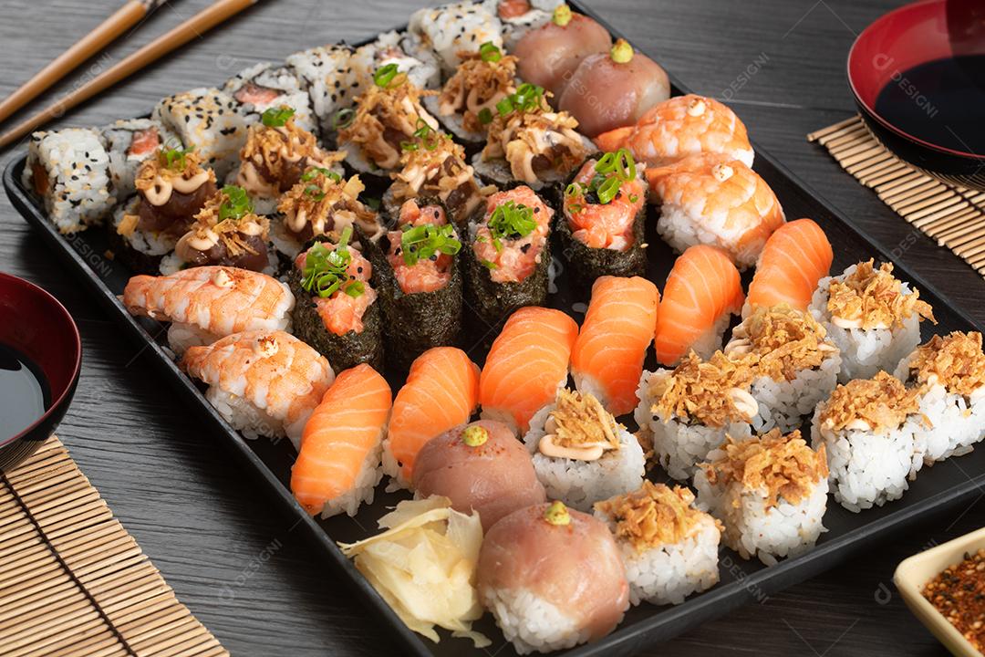 comida japonesa co molho choio,em barca de losa,imagem fotografica