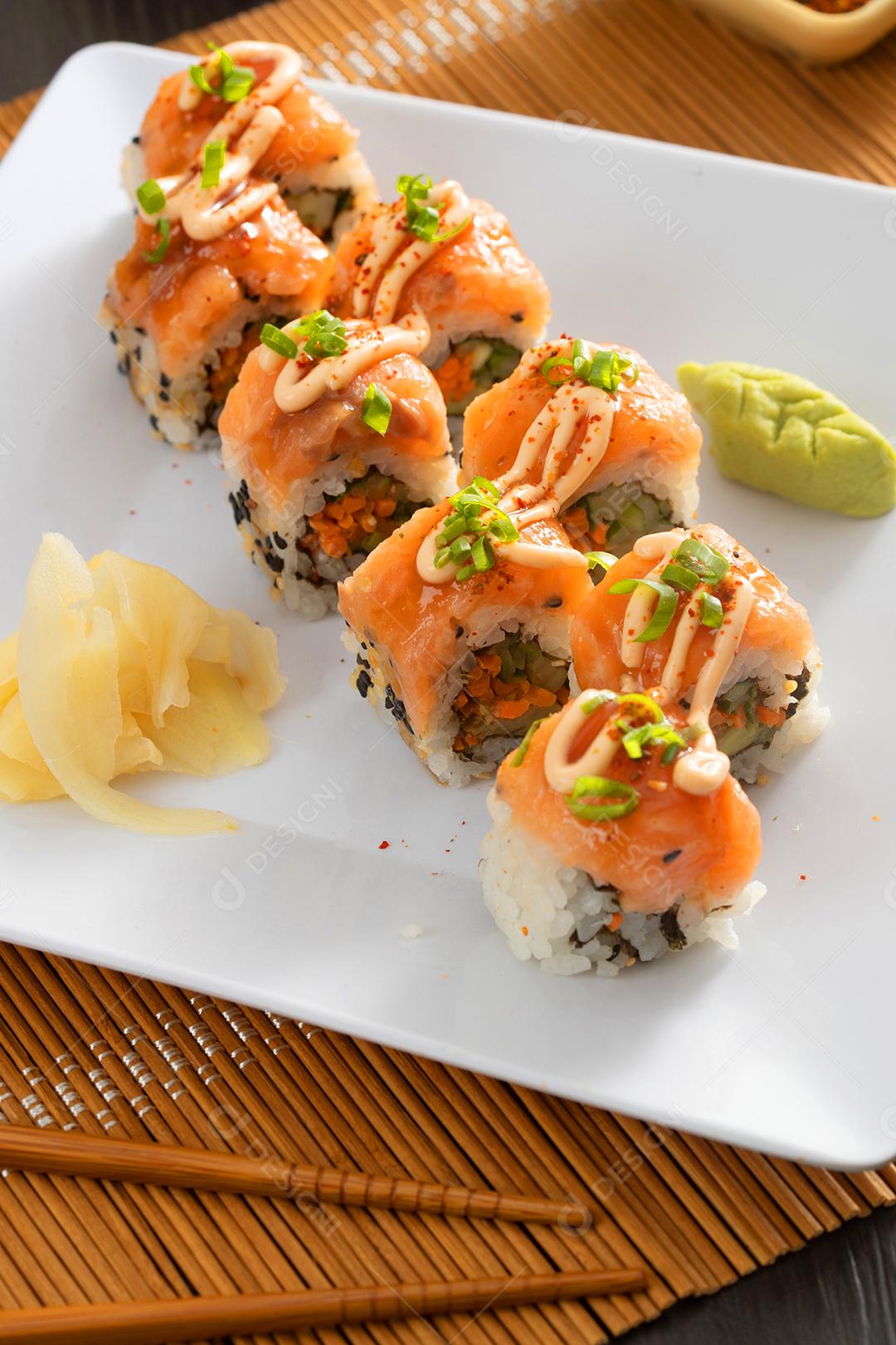 Comida japonesa e cebolas crocantes servidas no restaurante em branco pl